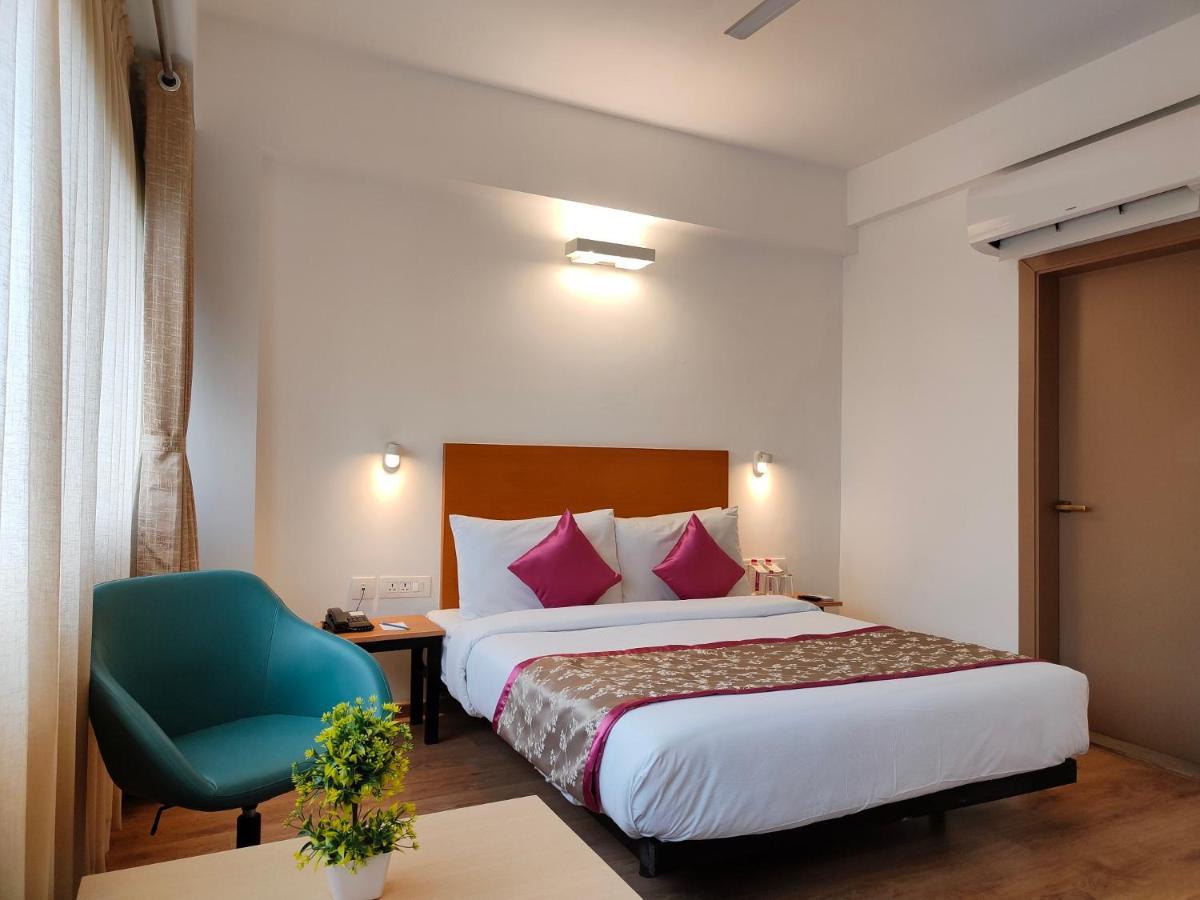 Kanak Beacon Hotel - Ashram Road Ahmadábád Kültér fotó